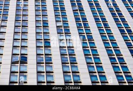 Edificio alto e moderno, con facciata e sfondo architettonico. Foto Stock