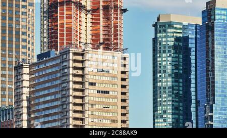 Alto e moderno edificio a New York City, sfondo architettonico, colori applicati, USA. Foto Stock