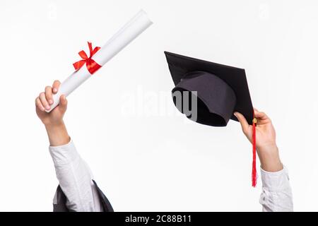 Diploma con nastro rosso isolato a mano Foto Stock