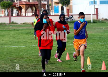 21 luglio 2020: Gaza, Palestina. 21 luglio 2020. Bambini e giovani palestinesi partecipano a un evento di atletica all'aperto nella città di Beit Lahia, nella parte settentrionale della striscia di Gaza. I partecipanti hanno svolto l'esercizio per migliorare le loro abilità fisiche come la forza, l'agilità e la resistenza, e le maschere indossate come misura protettiva contro la diffusione del Coronavirus. L'evento è stato organizzato dal Beit Lahia Youth Club per sostenere la pratica dello sport e lo sviluppo di abilità atletiche internazionali da parte di bambini e giovani gazani Credit: Ahmad Hasaballah/IMAGESLIVE/ZUMA Wire/Alamy Live News Foto Stock