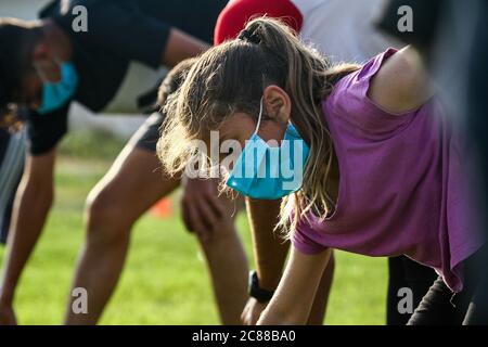 21 luglio 2020: Gaza, Palestina. 21 luglio 2020. Bambini e giovani palestinesi partecipano a un evento di atletica all'aperto nella città di Beit Lahia, nella parte settentrionale della striscia di Gaza. I partecipanti hanno svolto l'esercizio per migliorare le loro abilità fisiche come la forza, l'agilità e la resistenza, e le maschere indossate come misura protettiva contro la diffusione del Coronavirus. L'evento è stato organizzato dal Beit Lahia Youth Club per sostenere la pratica dello sport e lo sviluppo di abilità atletiche internazionali da parte di bambini e giovani gazani Credit: Ahmad Hasaballah/IMAGESLIVE/ZUMA Wire/Alamy Live News Foto Stock