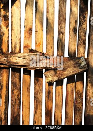 Abbandonato recinto di legno rotto isolato su sfondo bianco con percorso di ritaglio. Foto Stock