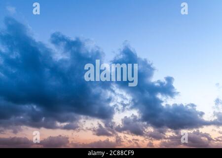 Nuvole scure nel cielo al tramonto, foto di sfondo naturale Foto Stock