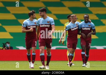 Michail Antonio (R) di West Ham United si congratula con Jarrod Bowen dopo aver segnato il suo quarto e West Ham United's Goal, 0-4 - Norwich City contro West Ham United, Premier League, Carrow Road, Norwich, UK - 11 luglio 2020 solo per l'uso editoriale - si applicano le restrizioni DataCo Foto Stock