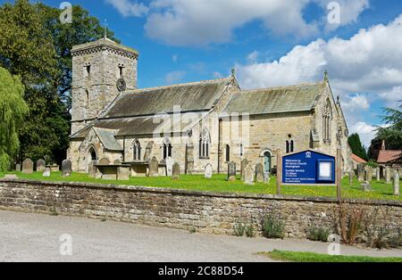 Chiesa di tutti i Santi nel villaggio di Hovingham, Ryedale, North Yorkshire, Inghilterra Regno Unito Foto Stock
