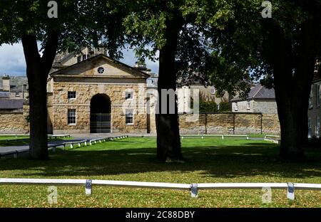 Ingresso al blocco stabile di Hovingham Hall, nel villaggio di Hovingham, Ryedale, North Yorkshire, Inghilterra UK Foto Stock
