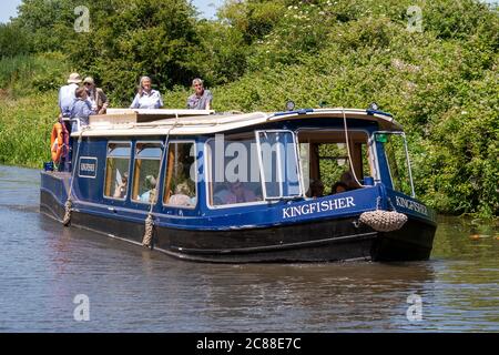 La barca Kingfisher Pleasure sul Chichester Ship Canal, West Sussex, Inghilterra, Regno Unito. Foto Stock