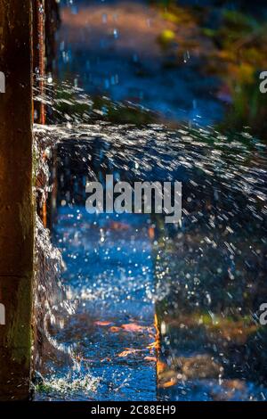 Spruzzare acqua da una perdita Foto Stock