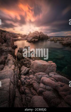 Un bel posto sulla costa nord della sardegna. Costa Paradiso al tramonto. Foto Stock