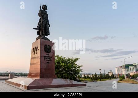 Russia, Irkutsk - 30 giugno 2020: Monumento ai fondatori della città di Irkutsk di notte sulle rive del fiume Angara. Scritto con Foto Stock