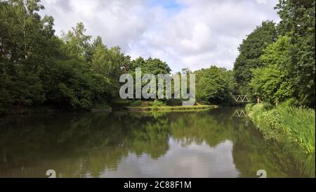 Una giornata tranquilla lungo il bellissimo canale di Basingstoke tra Aldershot e Farnborough nell'Hampshire Foto Stock