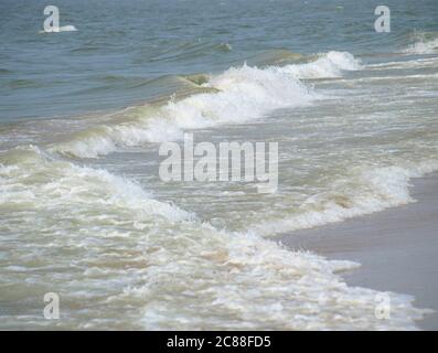 Calme onde sulla spiaggia del mare del nord a Katwijk/NL. Nessuna persona visibile Foto Stock