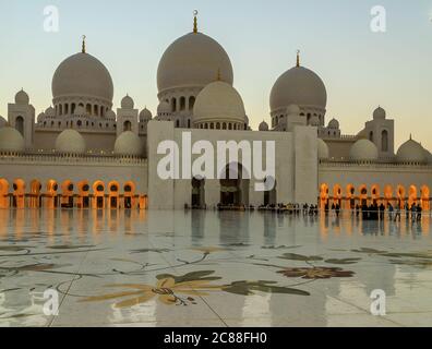 Sheikh Zayed Grand Mosque Center ad Abu Dhabi, vista della luce naturale degli Emirati Arabi Uniti Foto Stock