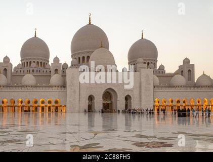 Sheikh Zayed Grand Mosque Center ad Abu Dhabi, vista della luce naturale degli Emirati Arabi Uniti Foto Stock