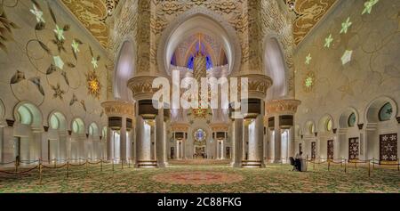 Sheikh Zayed Grand Mosque Centre ad Abu Dhabi, gli Emirati Arabi Uniti, con vista interna che mostra lampadari, decorazioni dorate e tappeti Foto Stock