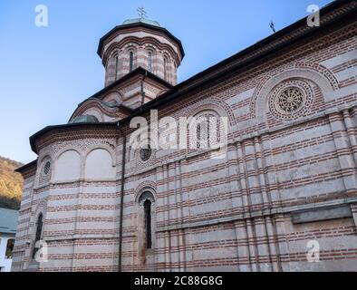 Il Monastero di Cozia o Nucet, l'architettura del XIV secolo ben conservata, si trova sulle rive del fiume Olt. L'architettura medievale in Romania Foto Stock