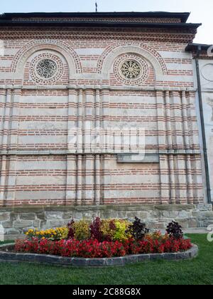 Il Monastero di Cozia o Nucet, l'architettura del XIV secolo ben conservata, si trova sulle rive del fiume Olt. L'architettura medievale in Romania Foto Stock