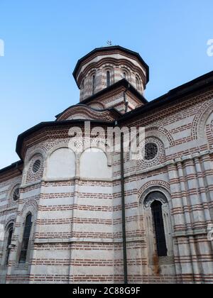 Il Monastero di Cozia o Nucet, l'architettura del XIV secolo ben conservata, si trova sulle rive del fiume Olt. L'architettura medievale in Romania Foto Stock