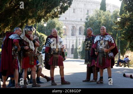 I e II sec. a.C. legionari del più famoso gruppo romano di rievocazione, il Gruppo storico Romano, si pongono di fronte al Colosseo durante l'evento ' Foto Stock