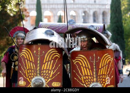 I e II sec. a.C. legionari del più famoso gruppo romano di rievocazione, il Gruppo storico Romano, si pongono in una formazione Testudo (Tartaruga, un Rom Foto Stock