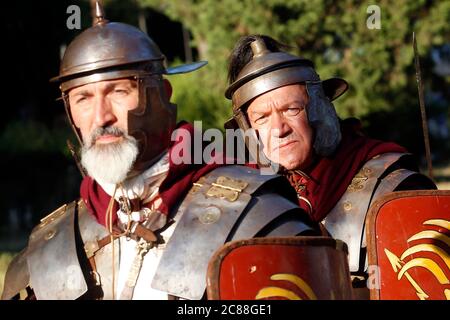 I e II secolo a.C. legionari del più famoso gruppo romano di rievocazione, il Gruppo storico Romano, durante l'evento 'Piazza Italia' a Colle Op Foto Stock