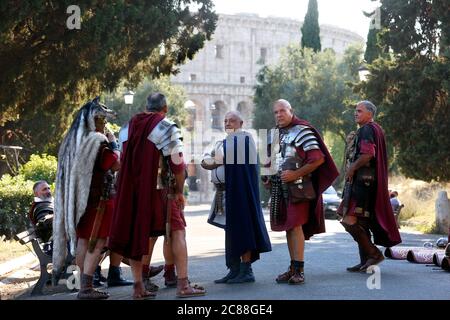 I e II sec. a.C. legionari del più famoso gruppo romano di rievocazione, il Gruppo storico Romano, si pongono di fronte al Colosseo durante l'evento ' Foto Stock