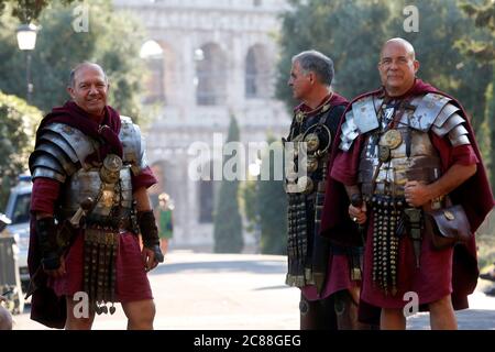 I e II sec. a.C. legionari del più famoso gruppo romano di rievocazione, il Gruppo storico Romano, si pongono di fronte al Colosseo durante l'evento ' Foto Stock