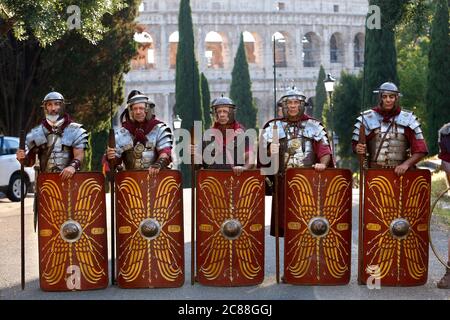 I e II sec. a.C. legionari del più famoso gruppo romano di rievocazione, il Gruppo storico Romano, si pongono di fronte al Colosseo durante l'evento ' Foto Stock