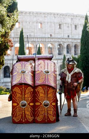 I e II sec. a.C. legionari del più famoso gruppo romano di rievocazione, il Gruppo storico Romano, si pongono in una formazione Testudo (Tartaruga, un Rom Foto Stock