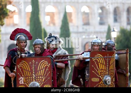 I e II sec. a.C. legionari del più famoso gruppo romano di rievocazione, il Gruppo storico Romano, si pongono di fronte al Colosseo durante l'evento ' Foto Stock