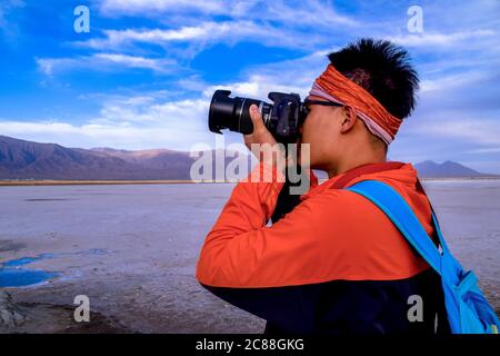 Il turista scatta foto al lago salato smeraldo di Dachaidan nella provincia di Qinghai, Cina. Foto Stock