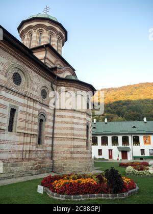 Il Monastero di Cozia o Nucet, l'architettura del XIV secolo ben conservata, si trova sulle rive del fiume Olt. L'architettura medievale in Romania Foto Stock