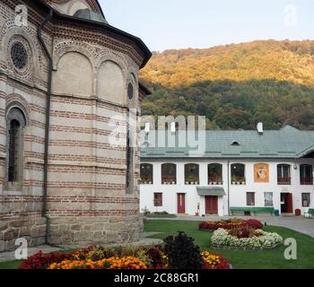 Il Monastero di Cozia o Nucet, l'architettura del XIV secolo ben conservata, si trova sulle rive del fiume Olt. L'architettura medievale in Romania Foto Stock