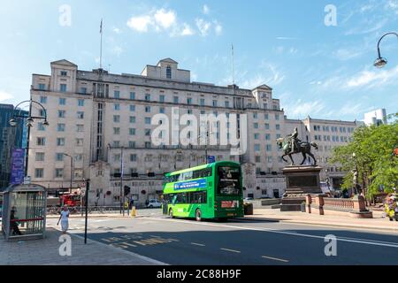 Vista del Queens Hotel, City Square, Leeds Foto Stock