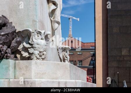 Vista delle statue di Owl all'angolo del Cenotaph sulla testa, Leeds Foto Stock