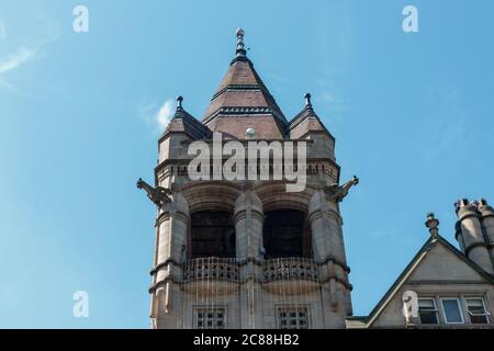 Vista dei gargolyes sull'edificio Aspire, Infirmary Street, Leeds Foto Stock