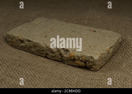 dolce halva su tovagliolo di burlap Foto Stock