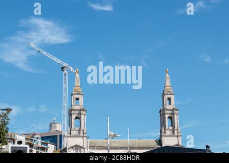 Vista della statua della gufo d'oro fuori dalla Civic Hall, Leeds Foto Stock