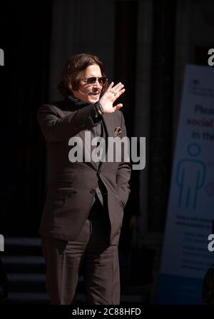 Londra, Regno Unito. 22 luglio 2020. L'attore Johnny Depp si fa un'onda ai suoi fan e ai media quando arriva alla Corte di giustizia reale per il giorno 12 del suo processo contro gli editori del Sun NGN. Credit: Neil Atkinson/Alamy Live News Foto Stock