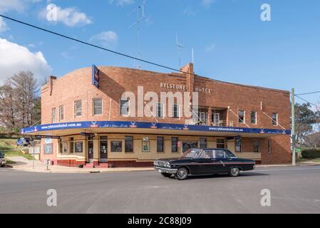 L'hotel Rylstone e' di età sconosciuta ma probabilmente costruito nel periodo interbellico di mattoni con una grande tenda esterna e un esterno piastrellato a livello della strada Foto Stock