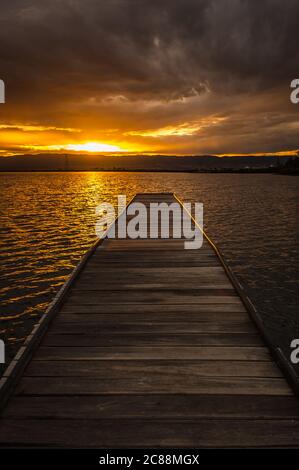 Vista del tramonto lungo un molo in legno sul lato occidentale del porto di Port Pirie, nell'Australia Meridionale. Foto Stock