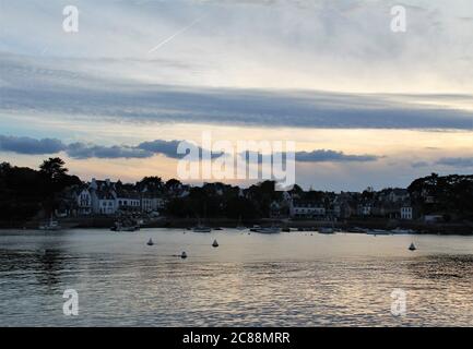 Tramonto sul porto di Sainte Marine, Bretagna, Francia Foto Stock