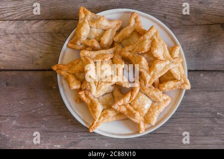 pasticceria fritta con mele cotogne e batata tipici della gastronomia argentina Foto Stock