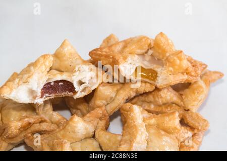 pasticceria fritta con mele cotogne e batata tipici della gastronomia argentina Foto Stock