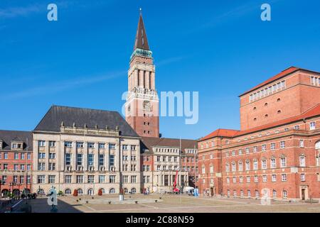 Kiel, Himmlische Ruhe am Rathausplatz mit Rathaus und Opernhaus früh am Morgen Foto Stock