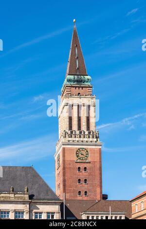 Kiel, Himmlische Ruhe am Rathausplatz mit Rathaus und Opernhaus früh am Morgen Foto Stock