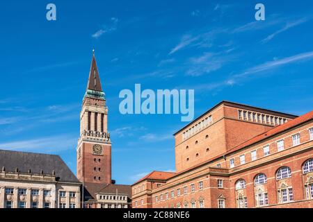 Kiel, Himmlische Ruhe am Rathausplatz mit Rathaus und Opernhaus früh am Morgen Foto Stock