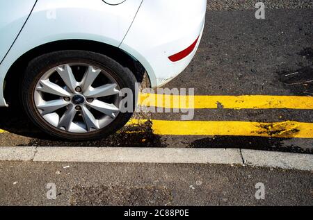 Auto parcheggiata illegalmente su linee doppie gialle, Cardiff, Galles Foto Stock