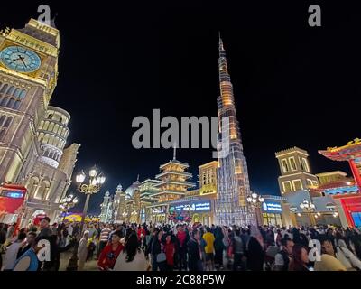 Vista colorata del Dubai Global Village, una delle attrazioni più famose della città, piena di divertimenti e negozi di diverse culture Foto Stock