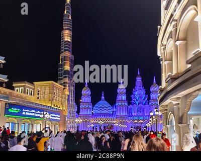 Vista colorata del Dubai Global Village, una delle attrazioni più famose della città, piena di divertimenti e negozi di diverse culture Foto Stock